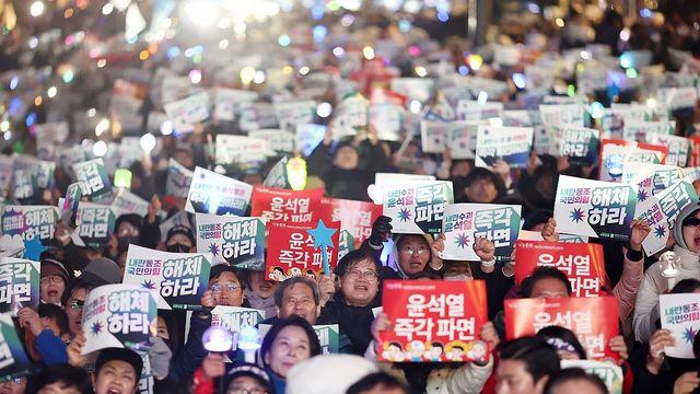 尹석방에 광화문서 파면촉구·이재명 참석…지지자들은 관저앞