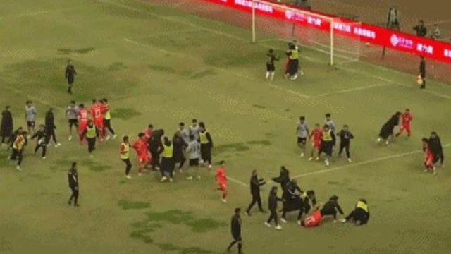 中 축구 50명 그라운드 난투극 '충격'…발목 밟기+걷어차기+관중석 향해 슈팅→
