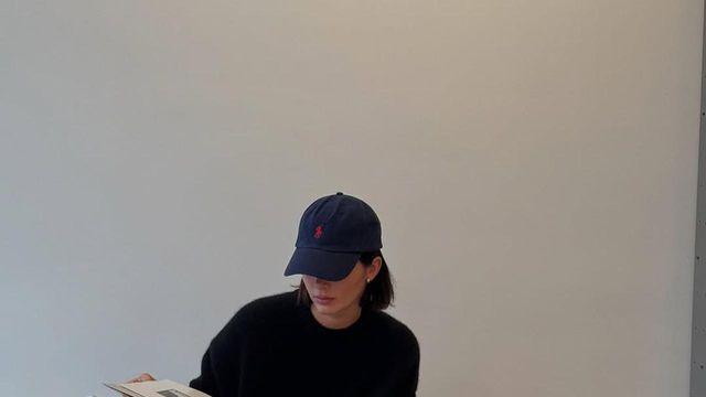 켄달 제너, 클래식한 로퍼와 화이트 삭스로 연출한 90s 무드