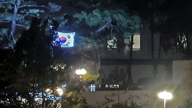 지지자에 주먹 '불끈' 윤석열… 석방 후 지지층 결집 나서나