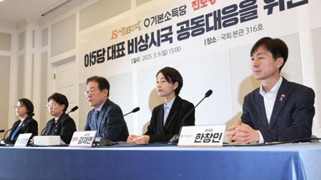 야5당 원탁회의에서 발언하는 이재명 대표