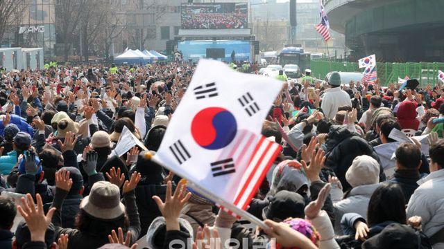 尹 석방 이틀째…다시 달아오른 탄핵 찬반 집회