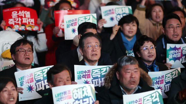 尹 석방에 이재명 우클릭·통합 행보 '올스톱'