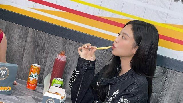 제니, 블랙 데님 재킷으로 완성한 힙한 무드…화이트 스타킹이 포인트 