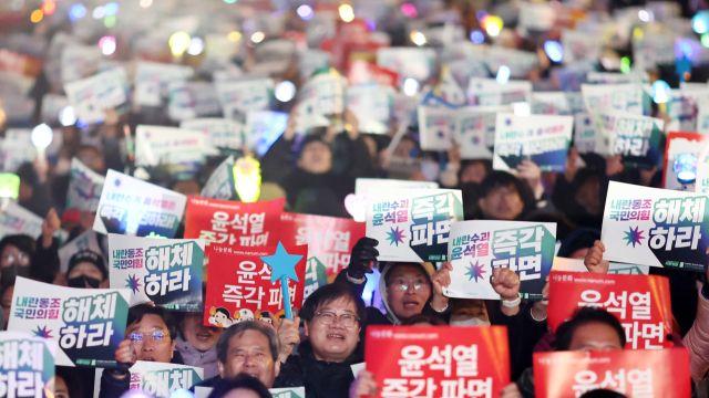 尹 석방에 '촛불' 매일밤 타오른다…