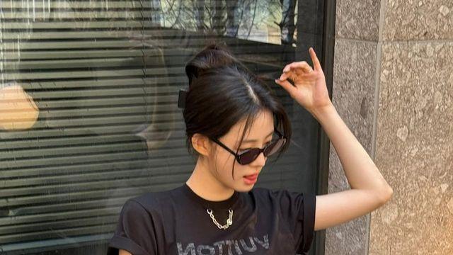 무심한 듯 강렬하게, 신시아의 올블랙 시크 룩