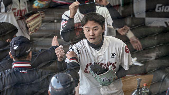 '사직 체질' 정철원, 롯데맨 '100점 짜리' 신고식…