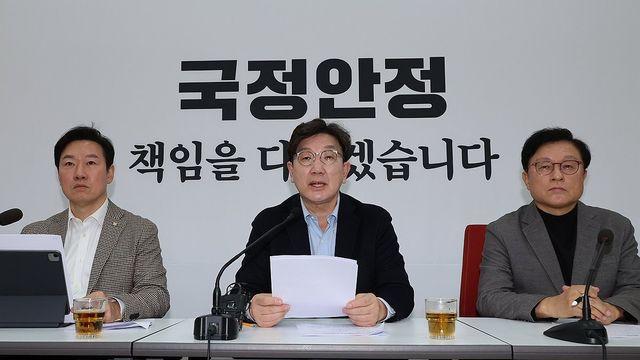 與지도부, 헌재 압박 지지층 결집…중도층 고려해 尹접촉은 '로키'