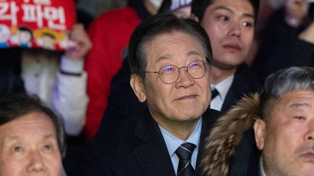 발언 無…어제자 ‘윤 대통령 파면 촉구 집회’서 포착된 이재명 대표 (사진)