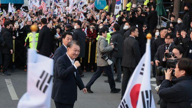 내란 수괴 혐의 윤석열, 김건희와 김치찌개로 식사…