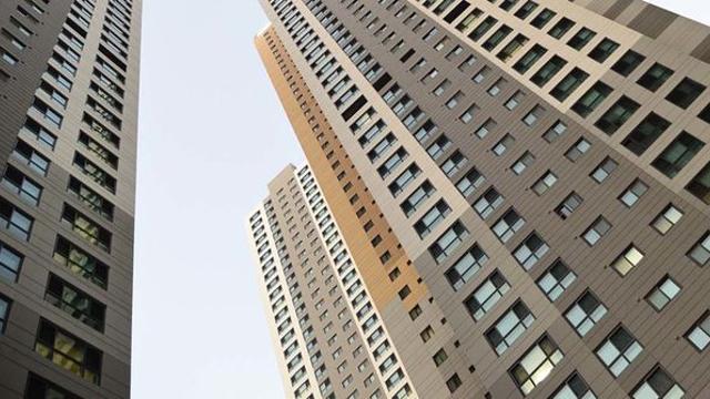 수원시의 한 아파트에서 일가족 4명 숨진 채 발견