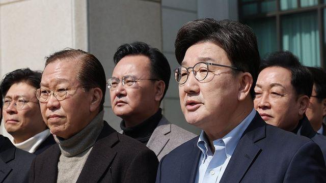 與, 의총서 尹석방 후 대응 논의…野, 천막서 '탄핵인용' 여론전