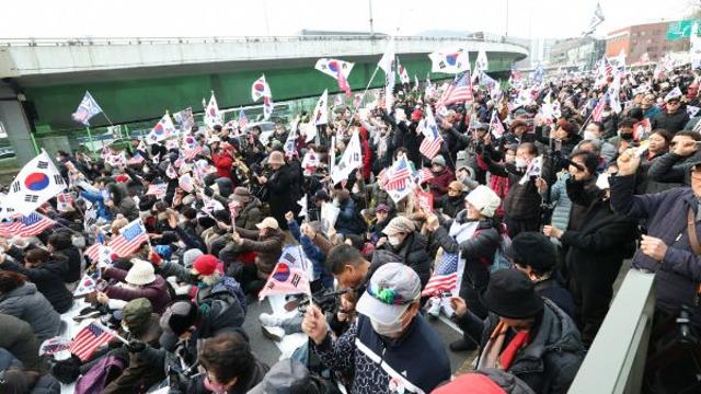 '보수 유튜버' 대통령 관저 무사통과, 기자는 접근금지?… 