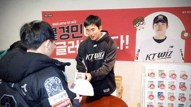 허경민, KT 팬과 첫인사 위해 딸과 선물 준비…“잘 부탁드립니다”