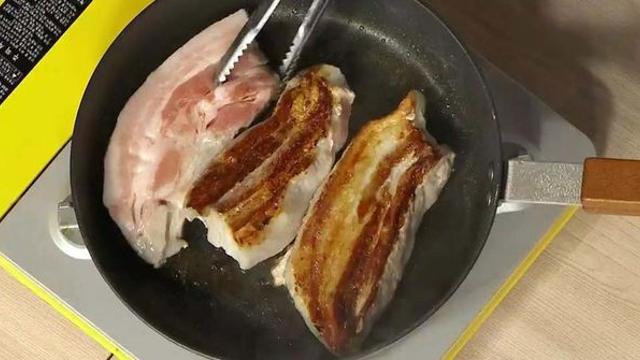 후라이팬 속 삼겹살 기름 싱크대에 버렸다가... 이런 일 겪을 수 있다