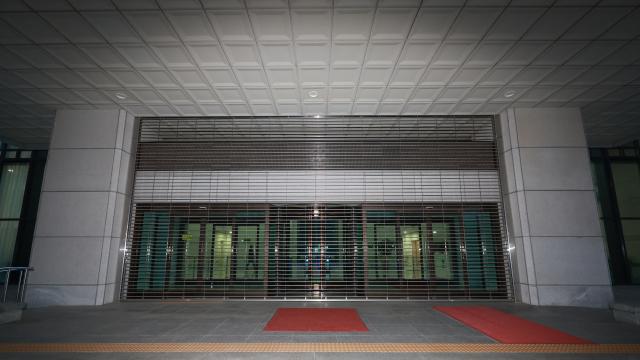 현직 부장판사, '尹 구속취소' 법원 비판…