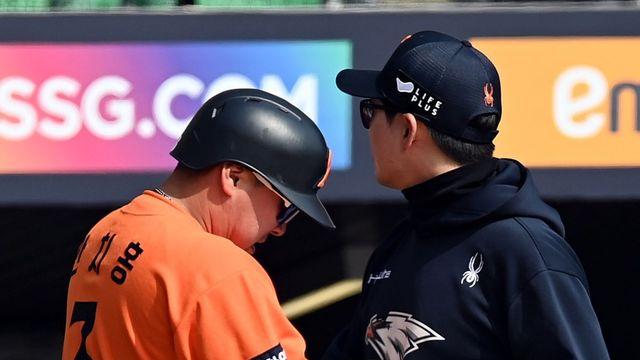 안치홍, 사구 맞고 부상 교체