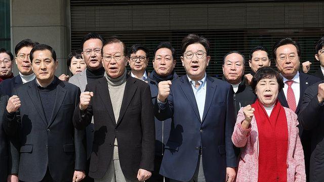 與, 내일 '尹석방 정국대응' 의총…일각 철야농성·집회 요구