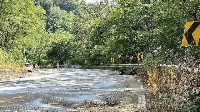 천안서 화물차 실린 질산 용기 도로 떨어져 누출…안전 조치