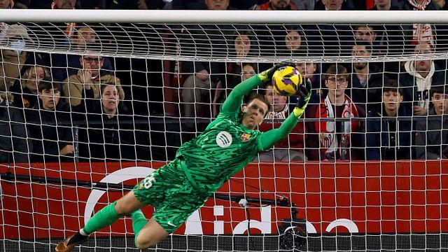 '은퇴 번복' 베테랑 키퍼, 한 시즌 더 뛴다… 바르셀로나는 연장 희망