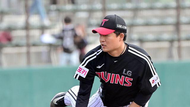 많은 기대 했는데, 스트레이트 볼넷X2→패전 투수…80홀드+51세이브 베테랑, 만족 못할 시범경기 첫 등판 [사직 현장]