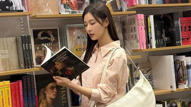 이시안, 봄의 설렘을 닮은 로맨틱 룩… 우아함과 캐주얼의 경계를 걷다  