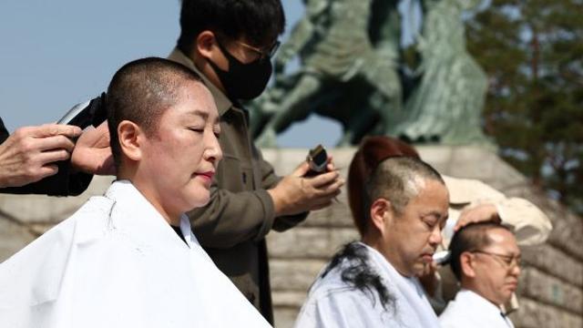 민주당, 대통령 파면 촉구 삭발… 