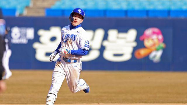 홍현빈 '데뷔 첫' 만루홈런 폭발!…삼성, 난타전 끝 11-8 승리→두산 전승 행진 마감 [대구:스코어]