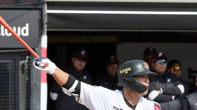 'KT 핵심 리드오프' 강백호, 파울팁 타구 맞고 교체 