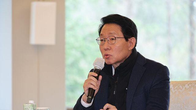 與 
