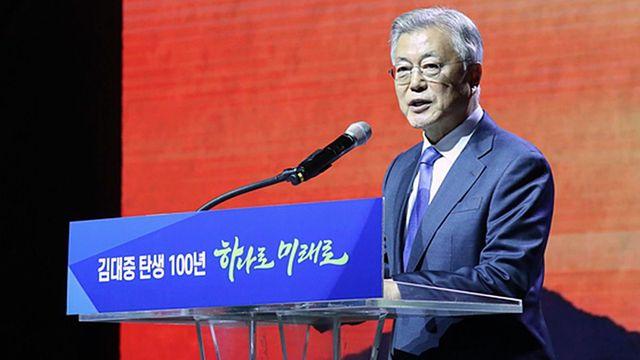 尹 대통령 석방 날 “뜻밖의 행운” 글 올린 文 전 대통령 평산책방…무슨 일?