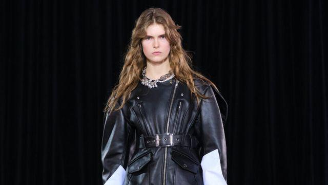 시몬 로샤가 그리는 고교시절 | 런던 패션위크