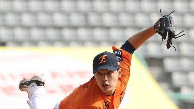 전광판 찢었다! '159.7㎞/h' 문동주, 첫 실전 복귀 성공...