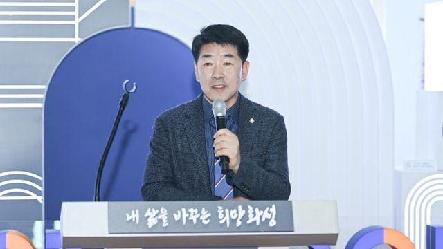 화성특례시의회, 주민자치센터 작품전시 축하...“특례시 성장은 시민의 덕”