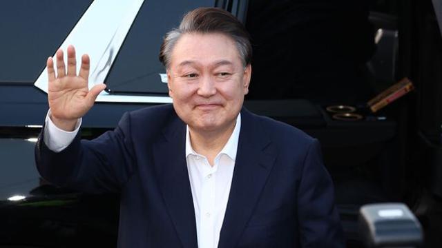 대통령실 “윤 대통령 관저 산책 사진 보도에 유감”