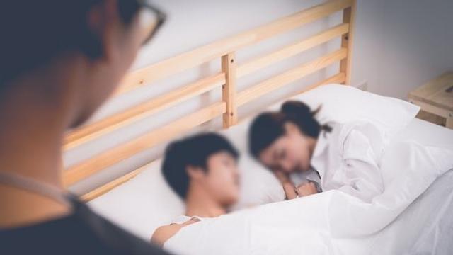 임신 준비중 바람핀 남편, 상간녀는 학부모… 안방서 '알몸'으로 발견