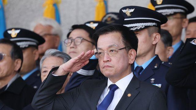 공군사관학교 찾은 崔대행 