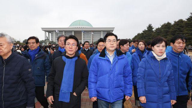 “尹 파면 촉구”…국회서 광화문까지 도보행진 나선 민주당