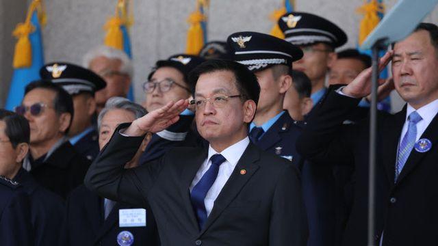 '권한대행의 권한대행' 주관 첫 장교 임관식…