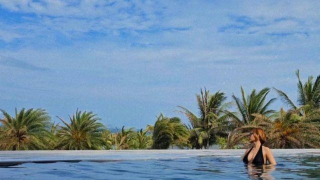 이채영, 푸른 바다와 완벽하게 어우러진 세련된 리조트룩…감각적인 휴양지 스타일링