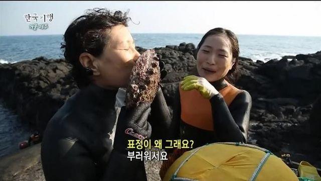 30년 묵은 초대형 전복 잡은 해녀