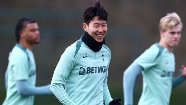 [공식발표] 손흥민+토트넘 선수단이 ‘짝짝이 양말’ 신고 훈련한 이유...“다운 증후군의 날”