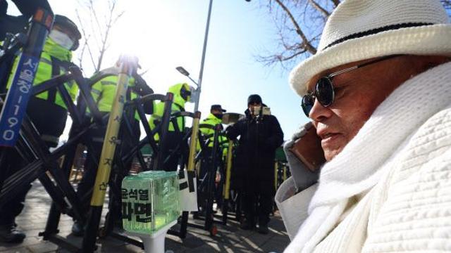 일장기 든 남성에게 욕설…檢, 백은종 대표 징역 1년 구형