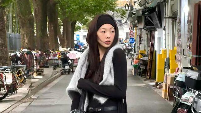 금새록, 흑백의 도시를 거닐다