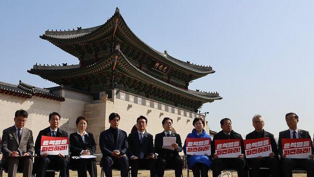 野, 광화문 천막농성장서 지도부회의…