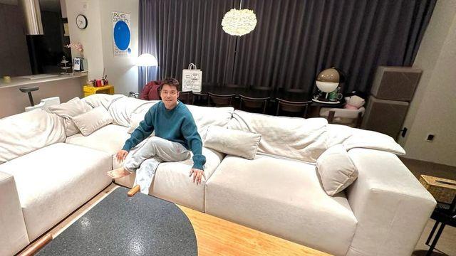 전현무, 아늑한 집에서 즐기는 'I형'의 여유…포근한 니트 룩으로 완성한 홈스타일링