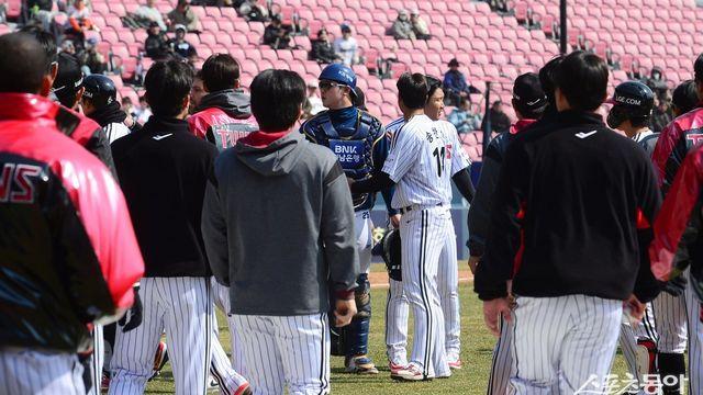 [잠실 리포트] ‘피치클록이 원인?’…LG-NC, 시범경기부터 벤치클리어링