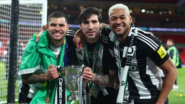 리버풀 4관왕이라더니, 컵대회 3개 모두 탈락! ‘살라 손발 묶기’ 성공한 뉴캐슬, 70년 만에 국내대회 우승