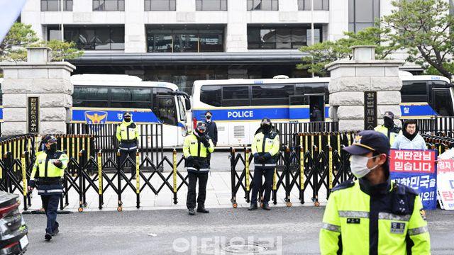 “1월 초과 근무만 113시간”…`尹 탄핵 시위`에 경찰들 녹초