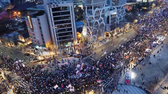 스웨덴 연구소, 한국 민주주의 수준에… 
